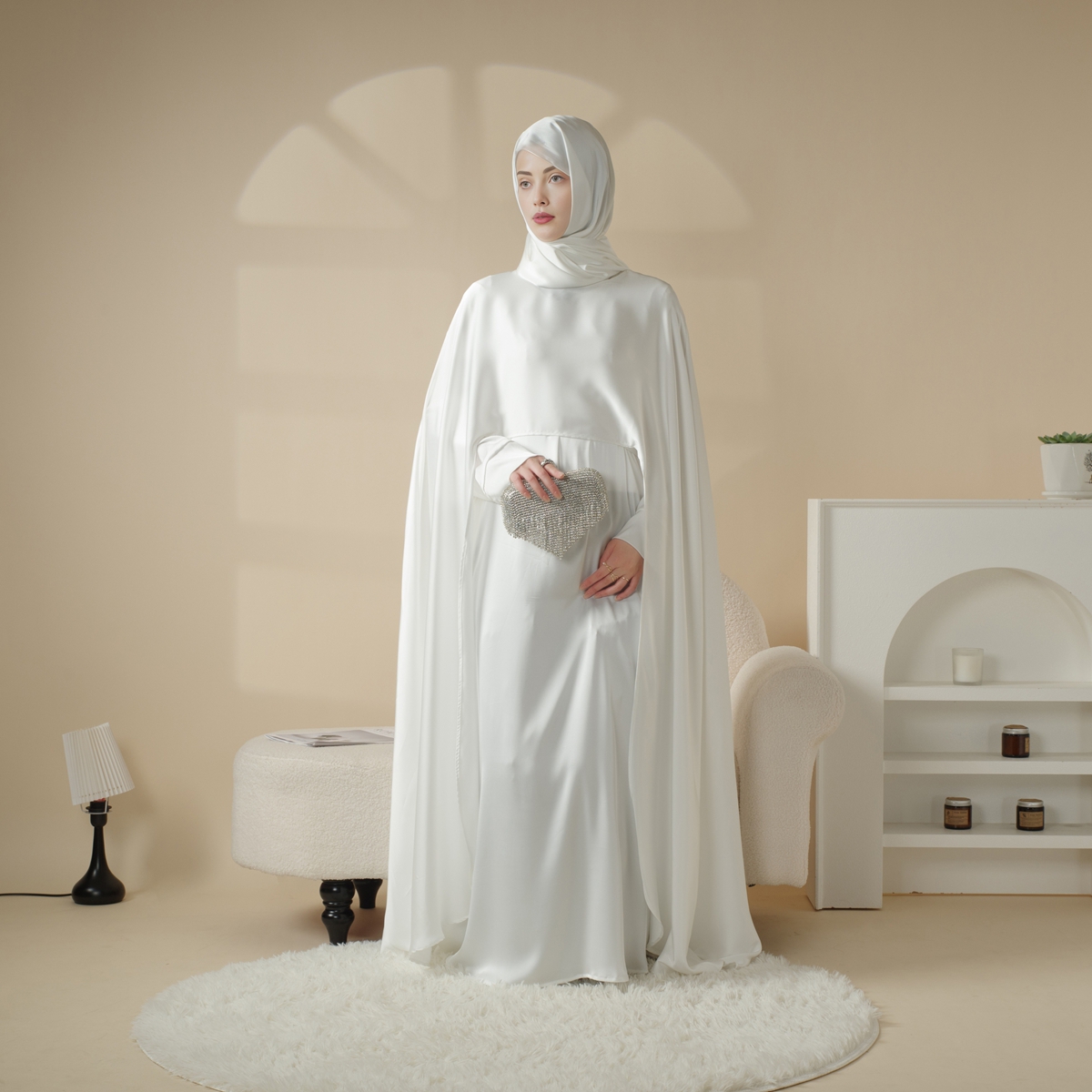 Abaya Putih dan Emas Gaun Muslim Elegan untuk Dubai