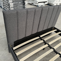Tête de lit moderne à rayures verticales avec cadre en bois et rembourrage doux, pliable pour lits doubles et queen size de chambre à coucher