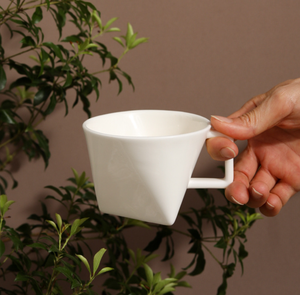 Mug à café en céramique asymétrique blanc moderne et élégant, logo personnalisé, tasse géométrique sculpturale pour hôtel, restaurant, cadeau de mariage - Product Image 3