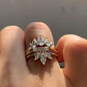 Anillo de compromiso de lujo con diamante cultivado en laboratorio de 2.5 quilates, diseño de corona, con diamantes en forma de pera y baguette, en oro amarillo, joyería fina. - Product Image 1