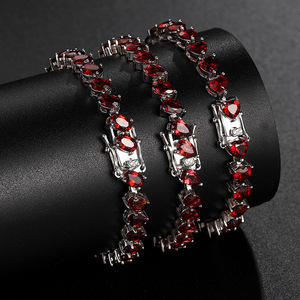 Bracelet en grenat de forme poire / ovale / cœur, minimaliste et contemporain, en argent sterling 925, bijou unique et polyvalent pour les sorties nocturnes - Product Image 5