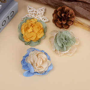 Flor de tela 3D de camelia bicolor de gasa de 5.5 cm para bricolaje, pendientes, ropa, zapatos, bolsos, accesorios decorativos - Product Image 2