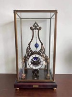 Horloge de table / étagère squelette silencieuse de style français en laiton antique avec pendule conique rotatif, boule volante, fusee et phase lunaire