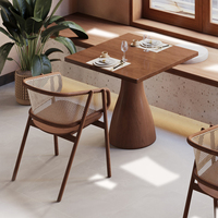 Ensemble table et chaises modernes et carrée en bois massif de style vintage table à manger commerciale pour 2 à 4 personnes pour le restaurant et le café