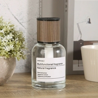 Diffuseur de parfum de voiture de luxe minimaliste au design épuré, qui libère un arôme subtil et agréable longue durée