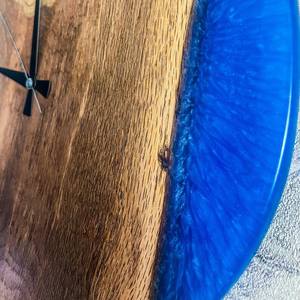 Reloj de Pared de Resina de Lujo con Detalles de Madera Hechos a Mano y Diseño Duradero para un Interior Funcional y Decorativo - Product Image 5