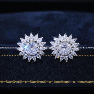 Boucles d'oreilles à fleurs en or blanc avec cristaux ronds sertis de strass pour femmes, bijoux classiques de mariage - Product Image 4