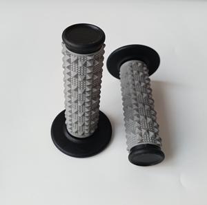 Cubierta de Manillar Antideslizante 3D de Partículas Grandes para Motocicleta Todoterreno, Accesorios Modificados para Vehículos de Playa, Hecha de Aleación de Aluminio - Product Image 1