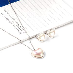 Ensemble de bijoux collier et boucles d'oreilles en acier inoxydable plaqué or 18 carats avec perle rose délicate, idéal pour jeune fille - Collection Factory Outlet - Product Image 4