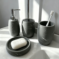 Ensemble d'accessoires de salle de bain en résine effet marbre gris avec distributeur de savon, porte-brosse WC, gobelet et porte-savon – Vente directe usine