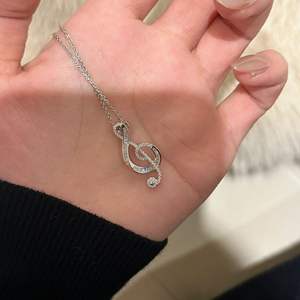 Collar con Colgante de Músico en Plata de Ley S925 con Arpa Incrustada de Diamantes, Accesorio de Lujo Único para Clavícula con Perla como Piedra Principal - Product Image 4