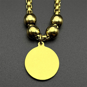 Bracelet populaire en chaîne maille gourmette avec pendentif rond en forme de pièce de monnaie représentant le portrait de l'archange Michel, personnalisé et surdimensionné, vente en gros - Product Image 3