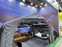 Grande tente gonflable familiale d'extérieur avec colonnes d'air, une chambre et un salon