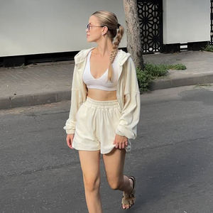 Ensemble décontracté pour femme, survêtement à capuche en tricot uni 100% polyester écologique, fermeture éclair, avec short au-dessus du genou - Product Image 3