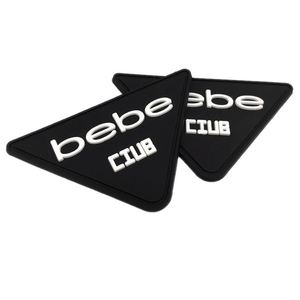 Badge nominatif en caoutchouc souple personnalisé en gros, logo 3D blanc, patch PVC noir - Product Image 1
