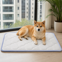Tapis de lit pour chien moderne en silicone rembourré avec surface matelassée douce, rafraîchissante et interactive pour une utilisation intérieure/extérieure, voyage et confort hivernal