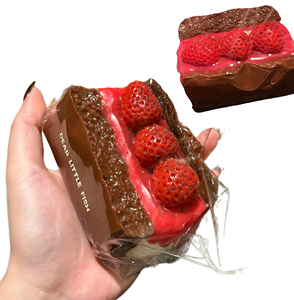 Juguetes Blandos de Alta Calidad con Forma de Pastel de Chocolate con Fresas Realistas, Material Suave y Seguro, Juguete de Rebote Lento, Regalos Novedosos - Product Image 1