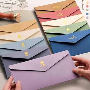 Enveloppes personnalisées de qualité supérieure 230 g/m² avec estampage à chaud doré, couleurs standard unies. Idéal pour les cadeaux et les contextes professionnels - Product Image 1