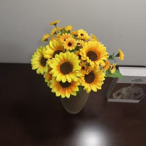 Bouquet de tournesols artificiels Junheyuan, 24 fleurs jaunes pour la décoration du salon, l'arrangement de la table ou du meuble TV - Product Image 1