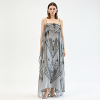 Robe longue femme imprimé Art Déco à fines bretelles, col carré, coupe ample et fluide, ourlet asymétrique, style cami, idéale pour les vacances à la plage