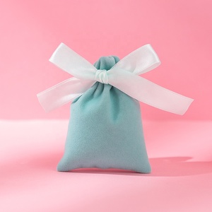 Sac à cordon en velours 7x9cm avec ruban en soie pour bijoux, emballage élégant pour le rangement et la décoration de maquillage - Product Image 4