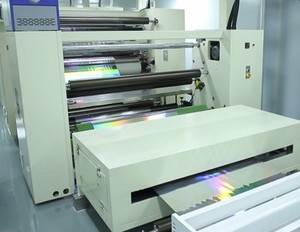 Lámina de Adhesivos Holográficos 3T, Película Holográfica de PET Personalizada, Película Holográfica Dorada Transparente, Impermeable e Imprimible de PVC - Product Image 5