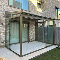 Portes coulissantes doubles modernes en aluminium et verre feuilleté trempé, à énergie solaire, écoénergétiques et étanches pour hôtels et villas