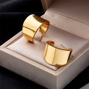 European American Minimalist C Shape Gold Stud Earrings Geometric Design Fashion Jewelry - Product Image 1