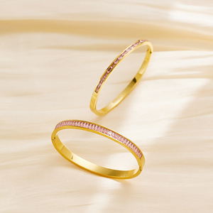 Bracciale a Polsino Aperto Regolabile in Oro per Donne, Elegante Gioiello con Cuore in Zirconia Cubica e Diamanti - Product Image 5