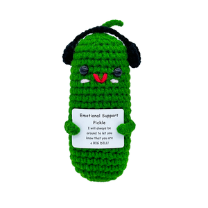 Cetriolo di Peluche Fatto a Mano all'Uncinetto per il Supporto Emotivo, Simpatico Amigurumi a Forma di Cetriolo Lavorato a Maglia con Biglietto con Citazione per Alleviare lo Stress - Product Image 1