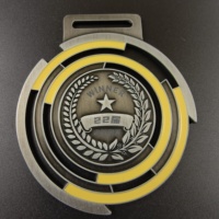 Medalla de Club Personalizada Chapada en Oro con Esmalte Suave, Diamantes de Imitación y Relieve de Saludo de Manos, Ideal para Eventos de Servicio Internacional, Logotipo Personalizado