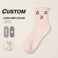 Chaussettes de yoga populaires à logo personnalisé, avec revers tricoté et volants, en coton, antidérapantes, pour le fitness, le Pilates et le quotidien, pour femmes