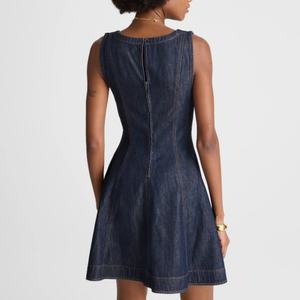 Robe en jean rétro personnalisée de haute qualité pour femme, col rond, sans manches, taille ajustée, coupe midi évasée, effet délavé - Product Image 2