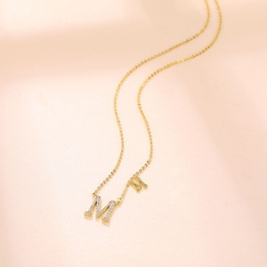 สร้อยคอรูปตัวอักษร M ประดับเพชร CZ เต็มตัว ชุบทอง ขายส่งจากโรงงาน - Product Image 3