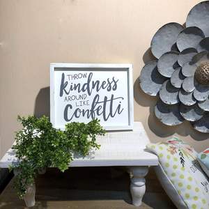 ป้ายไม้ Parisloft ข้อความ "Throw Kindness Around Like Confetti" ขนาด 10x8 นิ้ว กรอบสีขาวล้าง ตกแต่งผนังสไตล์โมเดิร์นฟาร์มเฮาส์ - Product Image 2