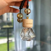 Pendentif de parfum avec logo de voiture design personnalisé bouteille de désodorisant en verre liquide de luxe parfum de freesia désodorisant naturel portable