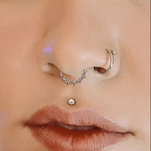 Anneau de nez en titane F136 ASTM, bijou de septum avec design étoile en zircon pour piercing - Product Image 2