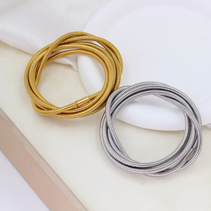 เครื่องประดับแฟชั่น สร้อยข้อมือสแตนเลสชุบทอง 18K แบบใหม่ หลายชั้น พันเกลียว - Product Image 4