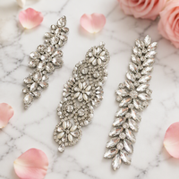 Applique en strass de cristal avec embellissements de perles pour la couture DIY, idéale pour robes, coiffes, jarretelles et chaussures