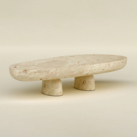 Table basse en marbre biologique forme galet Dream Home, plateau épais en dalle massive, deux bases basses, pour salon