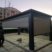 Pergola motorisée en aluminium à lames orientables avec toit imperméable réglable et gouttière dissimulée pour l'aménagement de jardin