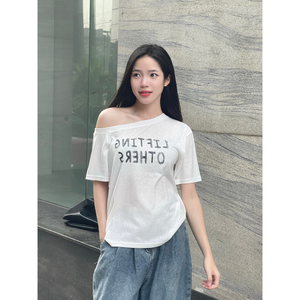 เสื้อยืดไหล่เดียวสำหรับผู้หญิงมีคุณภาพดีที่สุดเสื้อยืดแขนสั้นพิมพ์ลายตัวอักษรทันสมัยผ้าคอตตอนกระดาษนุ่มขนาดใหญ่ - Product Image 3