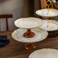 Plateau à thé de l'après-midi en céramique à motif végétal gaufré vintage avec pieds en bois hauts, pour servir des desserts et des collations exquis