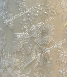 सुरुचिपूर्ण हस्तनिर्मित 3 डी फूलों की फ्रेंच फीता पर्यावरण के अनुकूल सफेद लक्जरी बेडेड कढ़ाई 100% पॉलिएस्टर कपड़े - Product Image 2