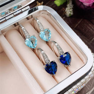 Boucles d'oreilles pendantes en forme de cœur E1501, cristal bleu marine, sertissage griffe, bijoux classiques pour femme, à porter au quotidien - Product Image 5