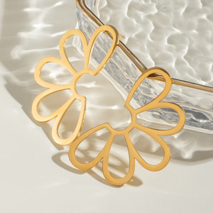 Pendientes colgantes de acero inoxidable con forma de flor, color dorado, joyería de moda para fiestas - Product Image 2