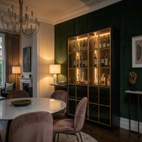 Meuble Bar Haut de Gamme avec Éclairage LED et Portes en Verre Fumé, Présentoir à Vin Moderne pour Salon avec Détails en Laiton