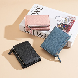 Portefeuille pour femme à trois compartiments en cuir véritable avec protection RFID anti-fraude, plusieurs emplacements pour cartes et poche zippée pour pièces de <span class=keywords><strong>monnaie</strong></span> - Product Image 2