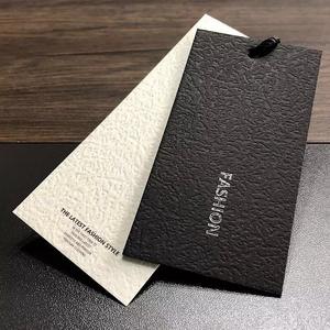 Étiquettes suspendues gaufrées en papier recyclé de haute qualité, design tendance pour vêtements et chaussures, logo personnalisable, étiquettes cadeaux avec cordon - Product Image 3