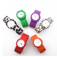 Montre-bracelet en silicone pour enfants, personnalisable, écologique, couleurs variées, cadeau promotionnel, vente en gros à bas prix
